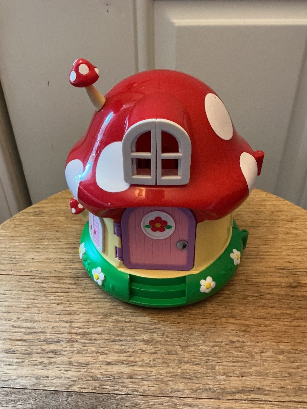 Vintage Sanrio Hello Kitty Mushroom Doll House 2001 Bandai